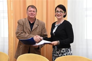 Uzavření Memoranda o přátelství a spolupráci mezi Městskou částí Praha 8 a Městskou částí Košice - Staré mesto za přítomnosti radních Prahy 8 - Anny Kroutil, Aleny Borhyové a Radomíra Nepila. 