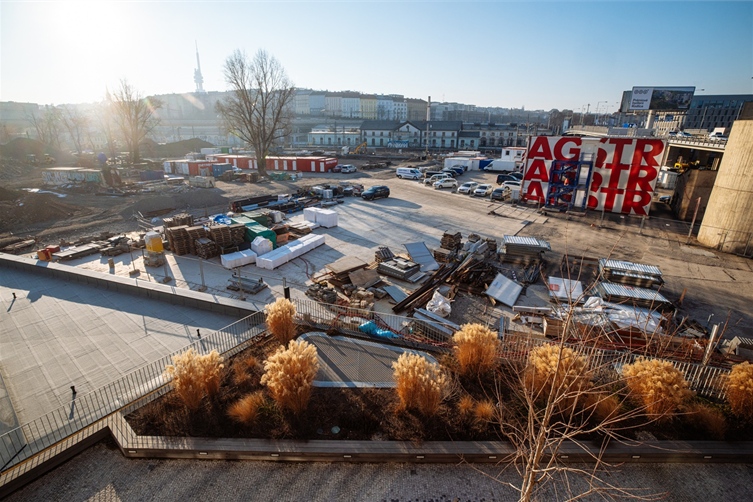 Střešní deska stanice metra Florenc, na ní vznikne nová pěší ulice, foto: Lukáš Bíba, zdroj: ONplan 2025