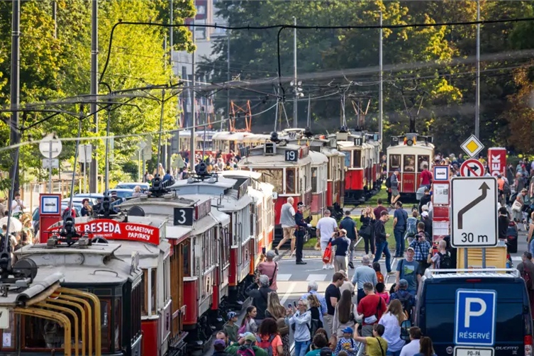 Prahou projel tramvajový průvod k výročí 150 let MHD, v čele byla koněspřežka
