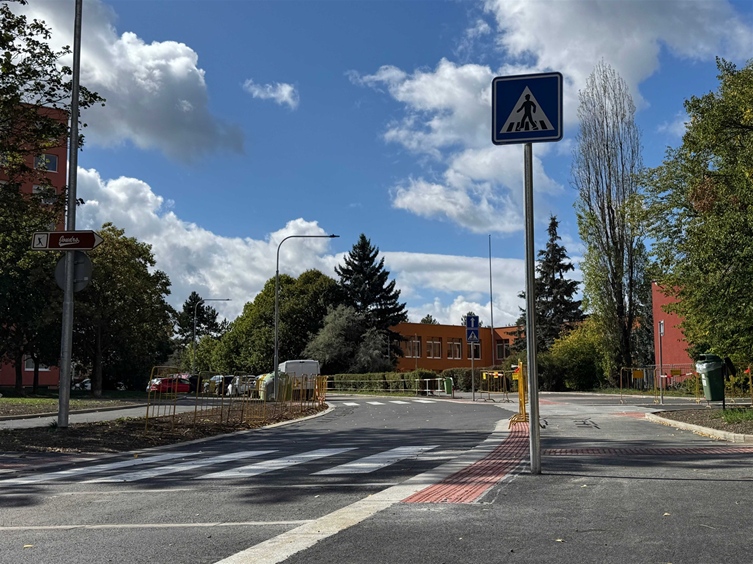 Křižovatka u ZŠ Dolákova je po rekonstrukci bezpečnější Křižovatka u ZŠ Dolákova je po rekonstrukci bezpečnější