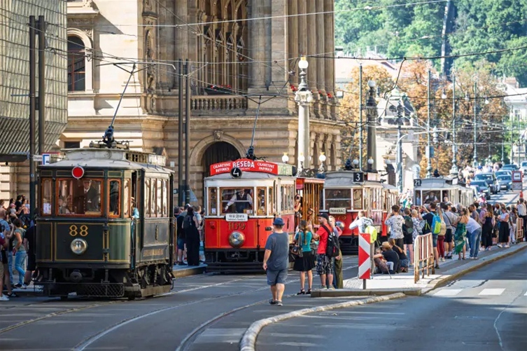 Prahou projel tramvajový průvod k výročí 150 let MHD, v čele byla koněspřežka