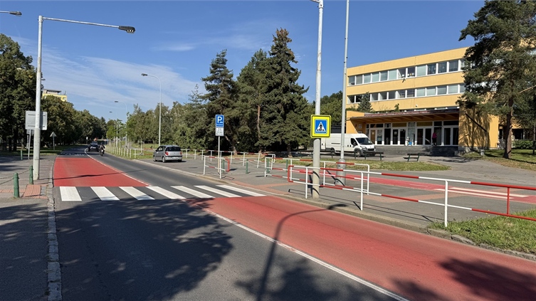 Obnovený protiskluzový povrch u ZŠ Žernosecká Obnovený protiskluzový povrch u ZŠ Žernosecká