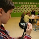 Matouš Ettler pořizuje videoreportáž – školní televize Reflegs TV ZŠ Lyčkovo nám. (setkání s občany v Kobylisích 25.11.2015)